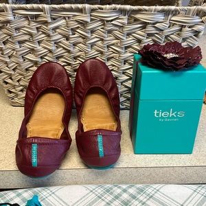 Gently Used Burgundy Tieks Size 8 plus Gel Inserts